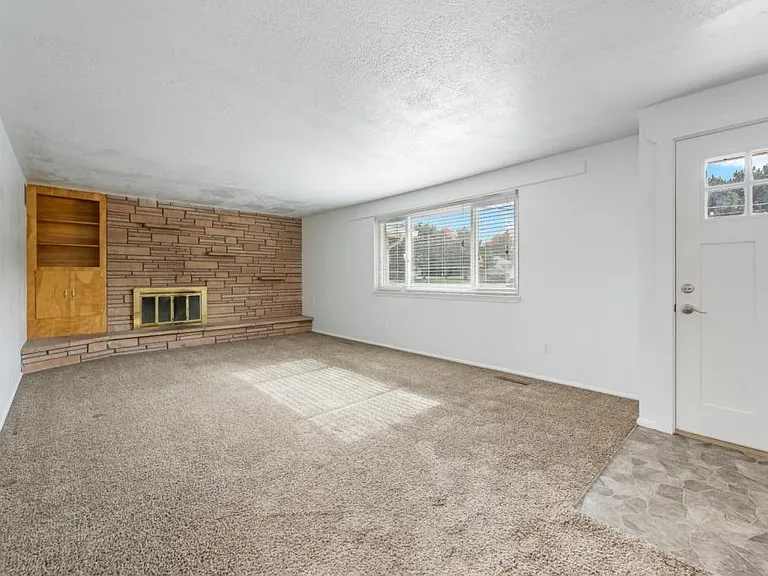 688 W State St — Photo 4