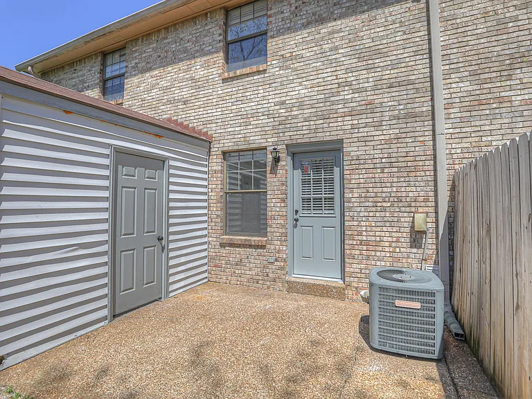 Brentwood Square Condominiums — Photo 19