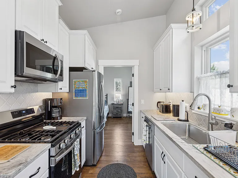 236 W Kent Ave #B — Photo 4