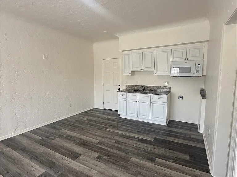 2001 Cedar Ave #11 — Photo 5