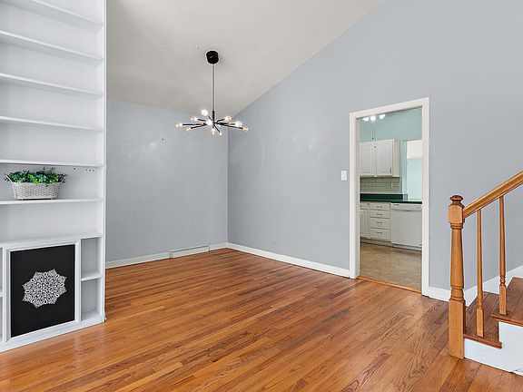 4th image of 742 Pine St