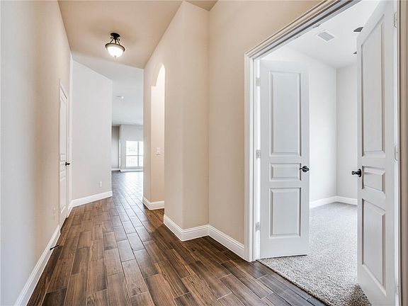 5th image of 3205 Creekhaven Dr