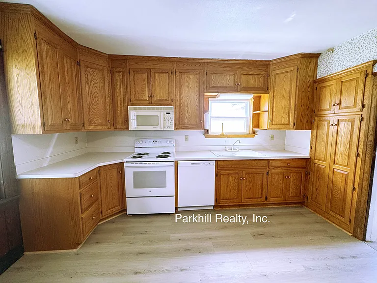 154 S Broadway — Photo 6