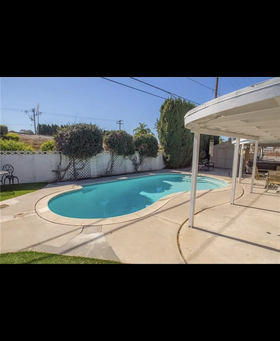 4 bed, 1555 sqft, $4,550 — Photo 1