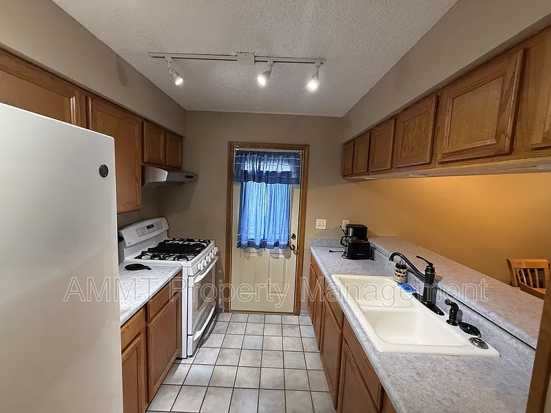 2 bed, 1.5 bath, $2,100 — Photo 4