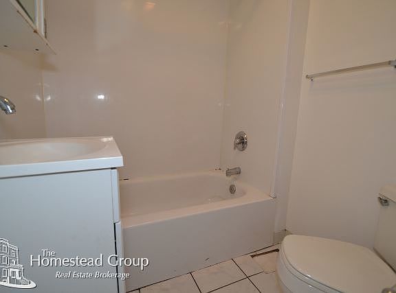 2nd image of 904 W Belmont Ave #1