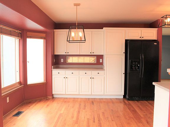 Bay window and eat-in kitchen area. Lots of natural light and buffet counter top area!