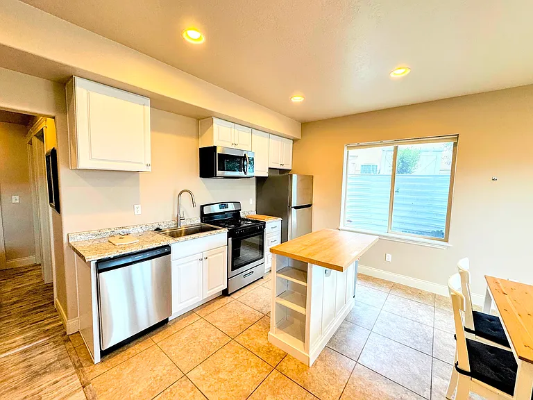 Full kitchen.