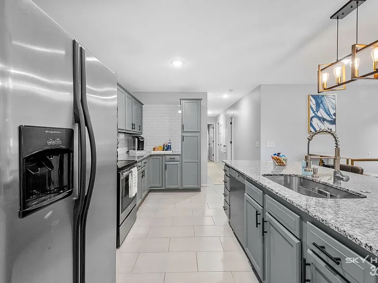 729 S Erika Ave — Photo 7