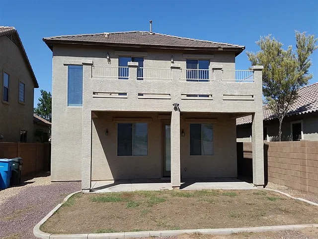 4 bed, 2.5 bath, 2269 sqft, $2,600 — Photo 2