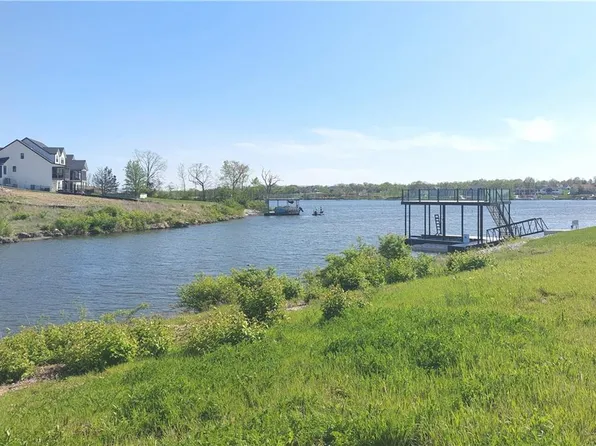 18 Checotah Bluffs Cir, Greenwood, MO 64034