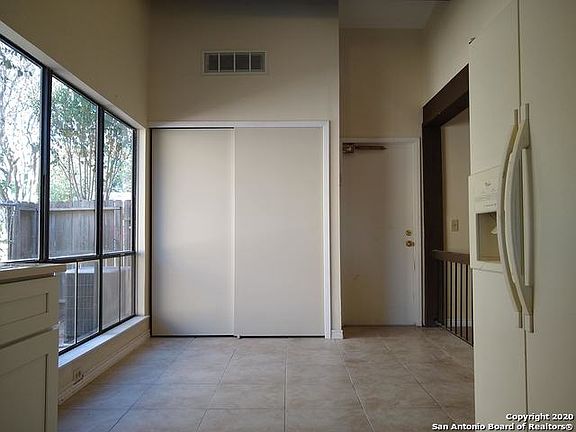 4th image of 2719 Lakemist St