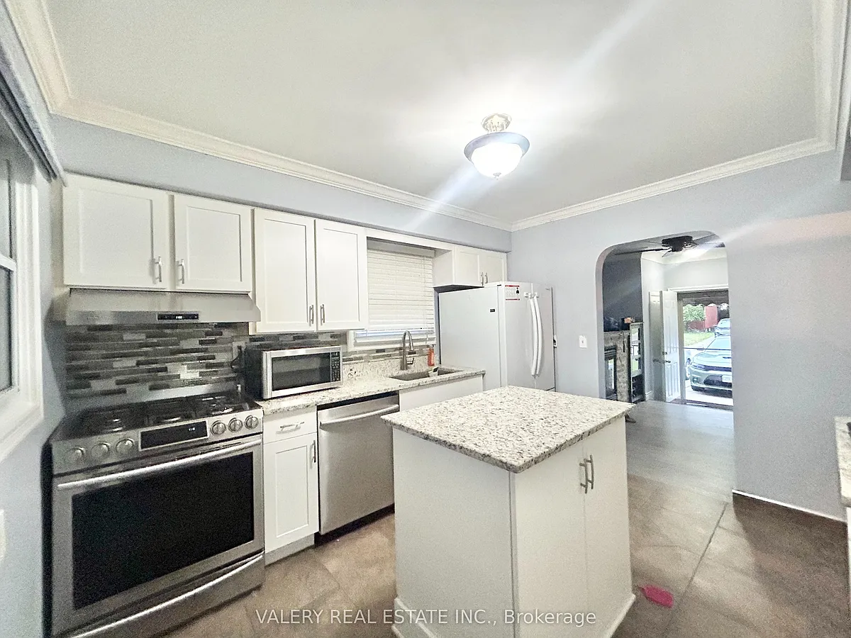 Building Photo - 3843 Hillcrest Blvd #MAIN