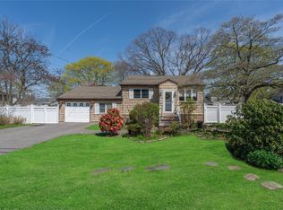 87 Mohawk Ave, Deer Park, NY 11729