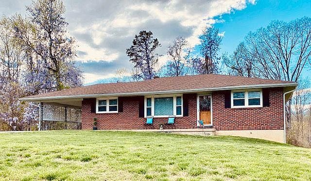 1st image of 375 W Woodlawn Dr