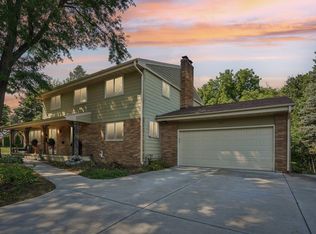 1525 Saint Croix Cir, Golden Valley, MN 55422