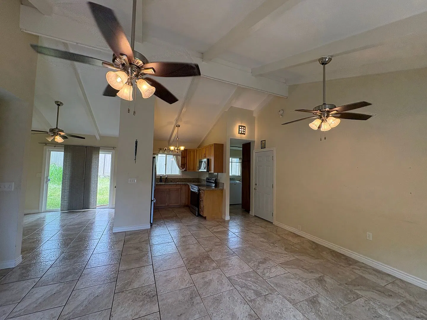 Lovely 3 Bedroom 2 Bath in the Kaumana Area — Photo 3