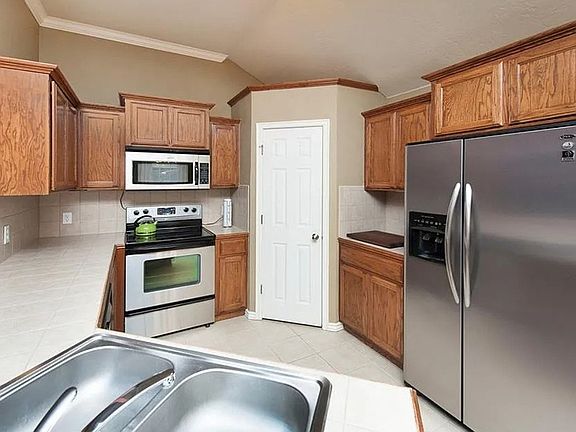 4th image of 2351 Blue Jay Dr