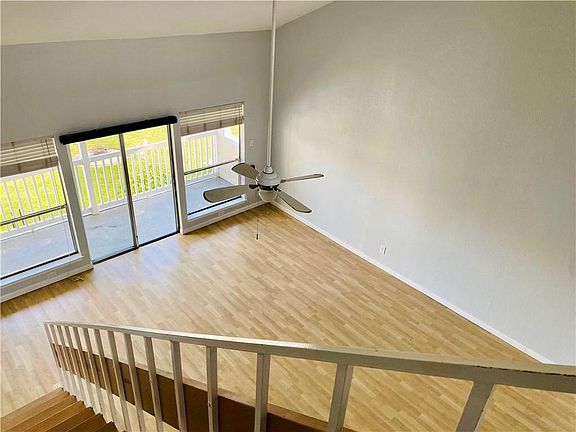 Living room/balcony
