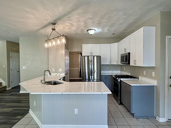 4th image of 403 Haverhill Ct