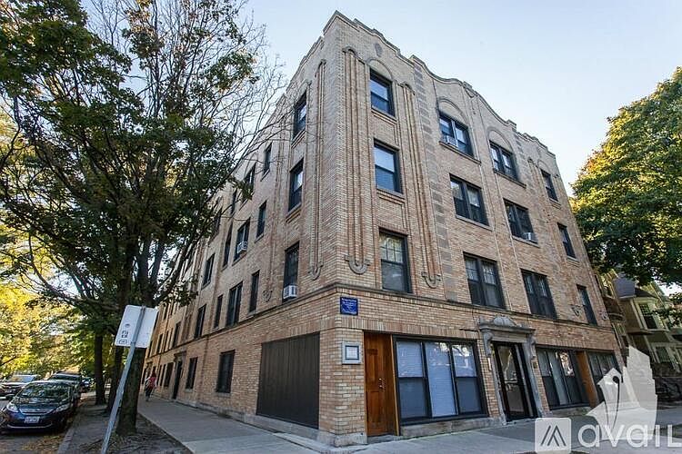 1st image of 1101 W Wellington Ave #1103