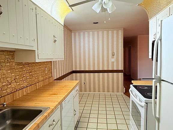 3rd image of 171 Amberly Drive #G