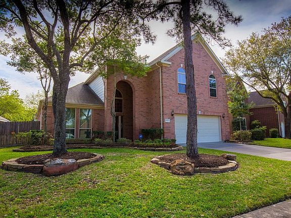 Beautiful 2-story Ryland home located in the master planned community of Fairfield.