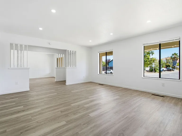 800 Locust Dr — Photo 9