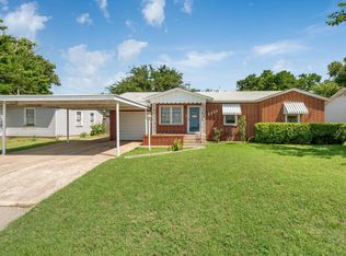 1108 E Omega St, Henrietta, TX 76365