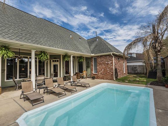 2nd image of 227 Woodoak Cir
