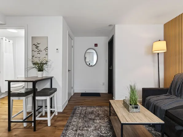 610 King St E #1, Hamilton, ON L8N 1E2