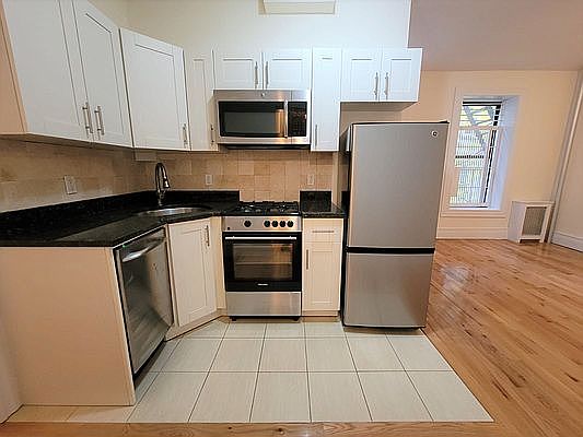 3rd image of 417 W 43rd St APT 16