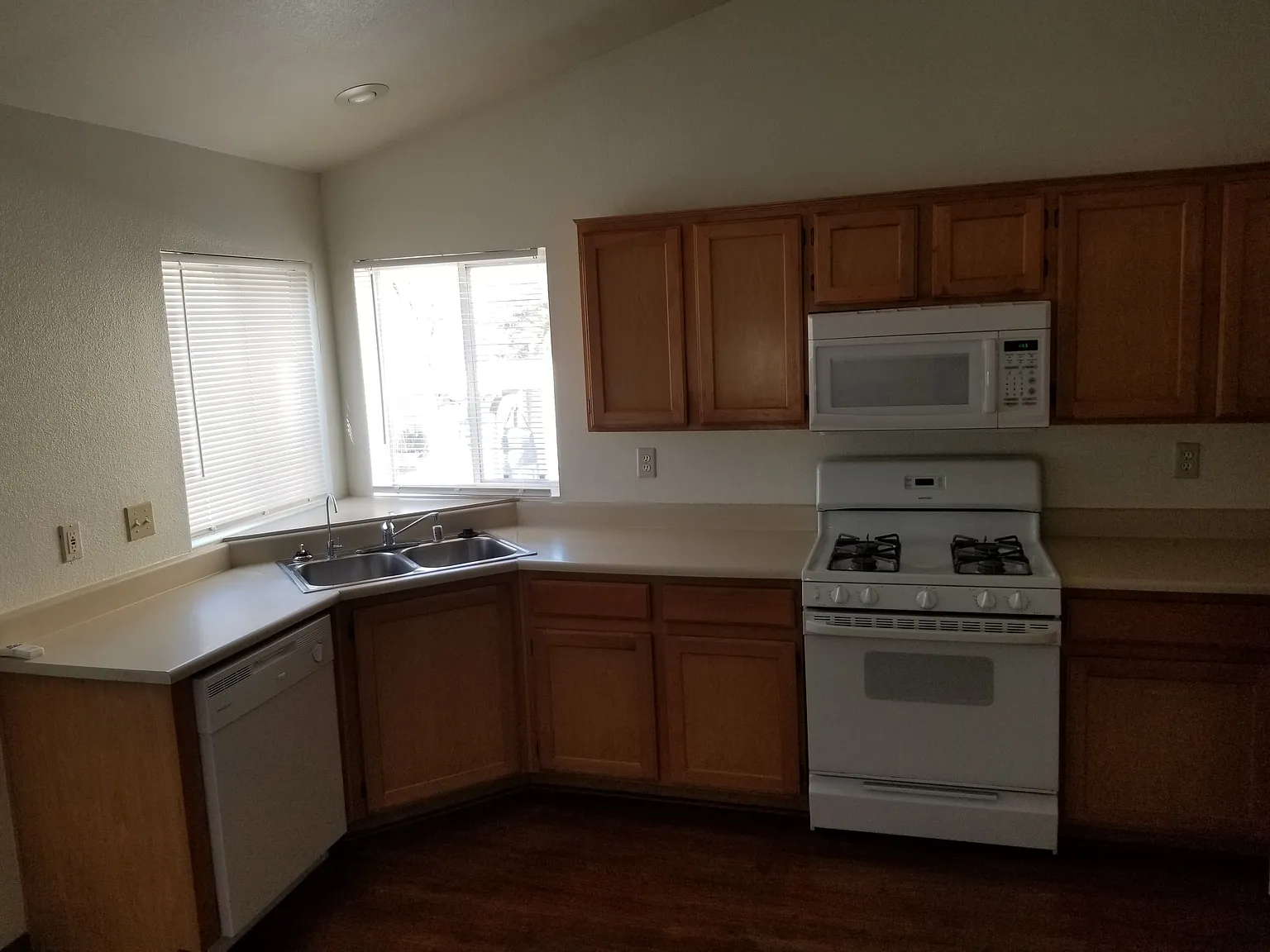 3 bed, 2.5 bath, 1688 sqft, $2,250 — Photo 4
