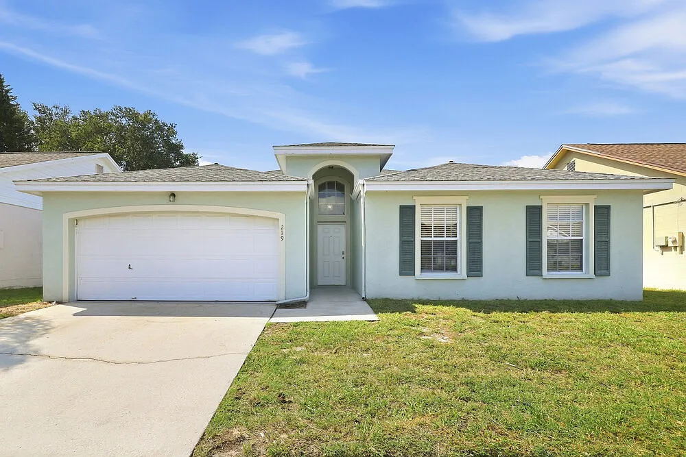 3 bed, 2.0 bath, 1527 sqft, $2,070 — Photo 1