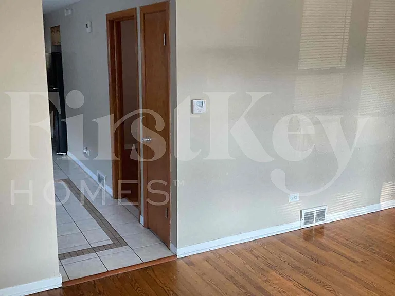 8725 S Luella Ave — Photo 4