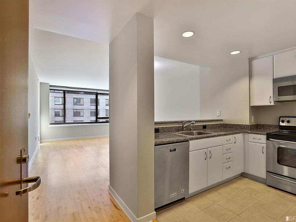 1st image of 260 King St Unit 611
