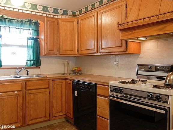 Spacious kitchen with oak cabinets and plenty of counter space for cooking !