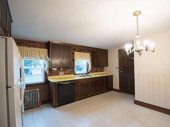 3rd image of 22 Dahlia Ave