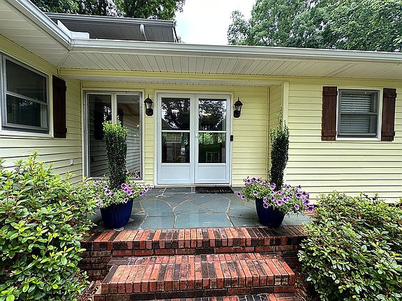 3rd image of 7629 Lynwood Ln