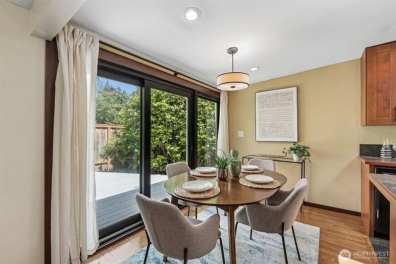 4th image of 3222 NE 85th Street