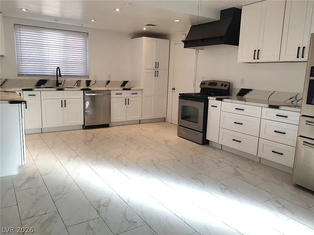 3 bed, 2.0 bath, 1452 sqft, $1,995 — Photo 2