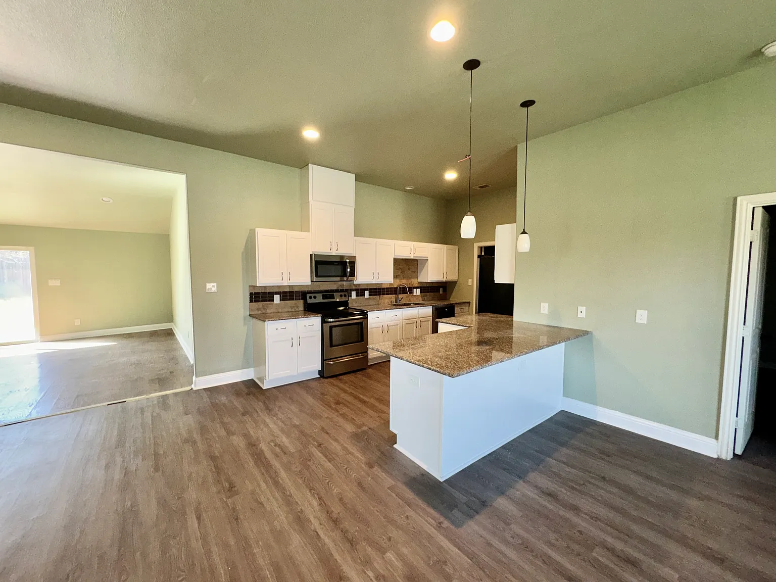 4 bed, 2668 sqft, $2,950 — Photo 2