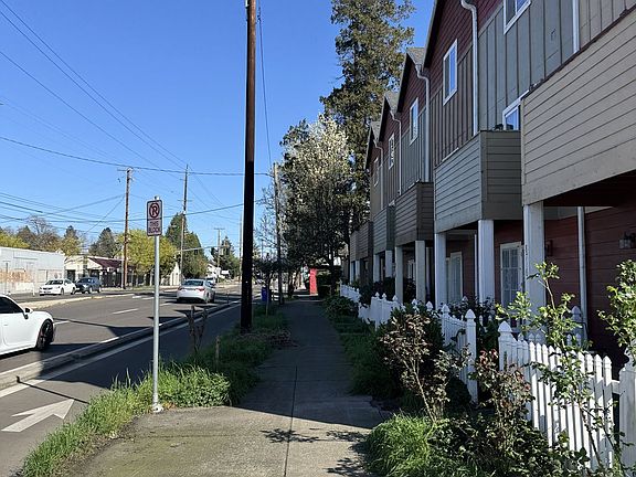 4th image of 8728 SE Division St