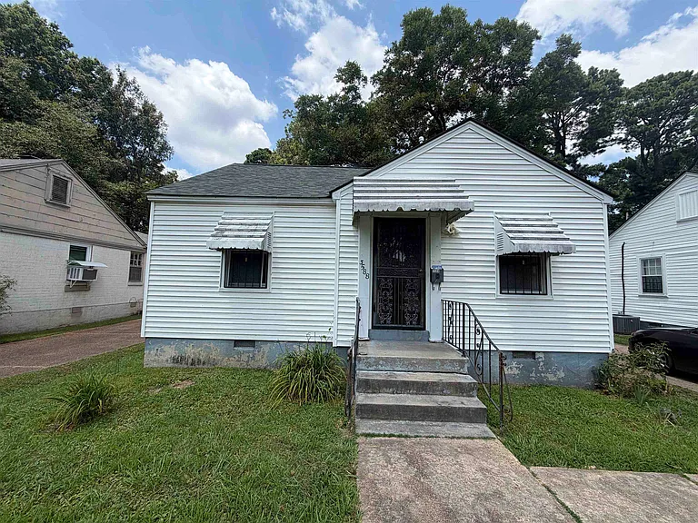 3588 Marion Ave — Photo 1