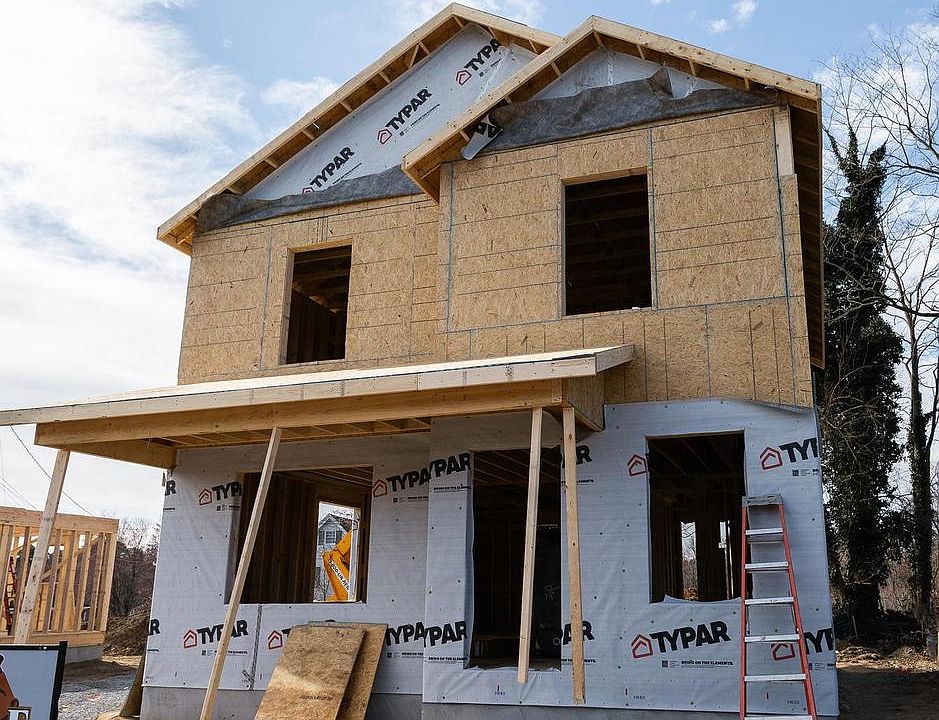 2nd image of 608 Northeast Front