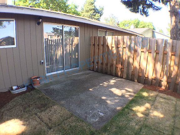 3rd image of 205 SE Sweetbriar Ln