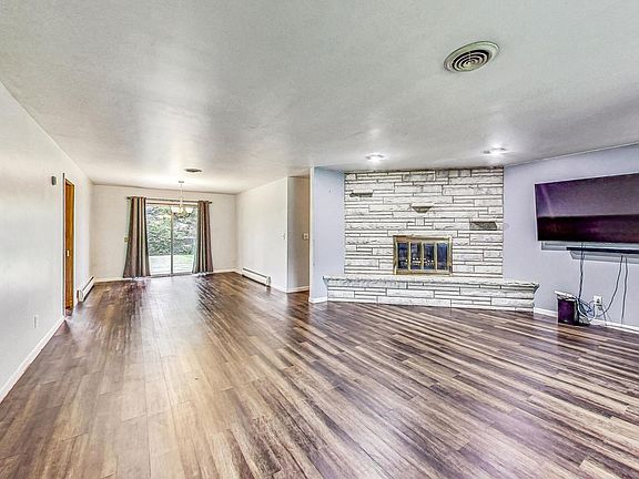 3rd image of 3010 Evergreen Dr