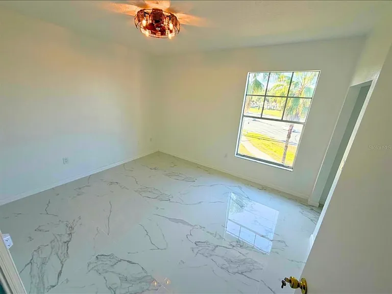 5560 Metrowest Blvd — Photo 10