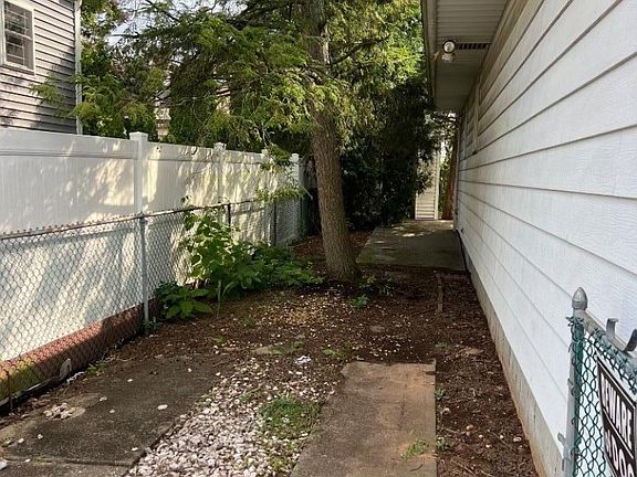 3rd image of 301 New York Ave