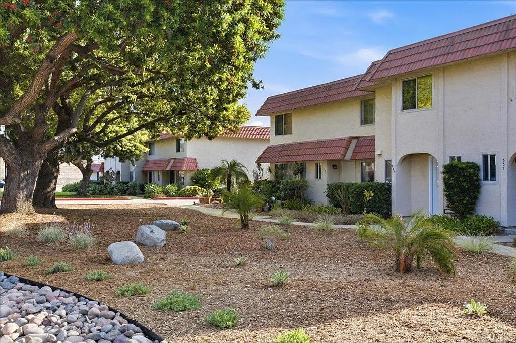 2 bed, 1.5 bath, 1068 sqft, $3,100 — Photo 1
